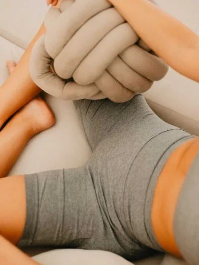 Mulher a receber tratamento de depilação a laser de díodo na virilha completa num centro de estética profissional.