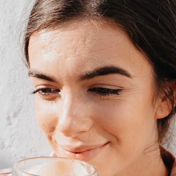 Depilação a laser no entrecejo feminino para remoção de vello facial entre as sobrancelhas