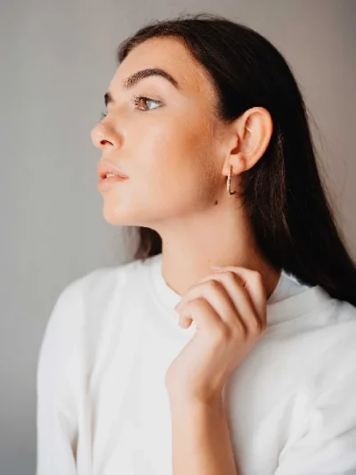 Depilação a laser nas patilhas femininas para remoção de vello facial lateral