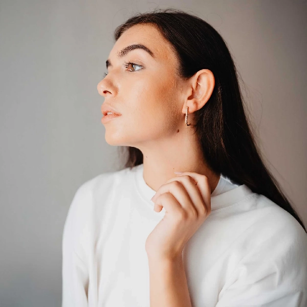 Depilação a laser nas patilhas femininas para remoção de vello facial lateral